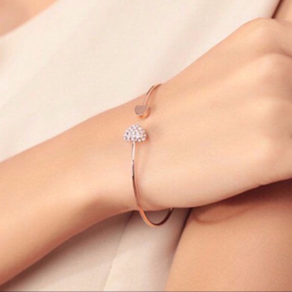 Gold And Crystal Rhinestone Heart Cuff Bracelet💛 - Picture 4 of 6